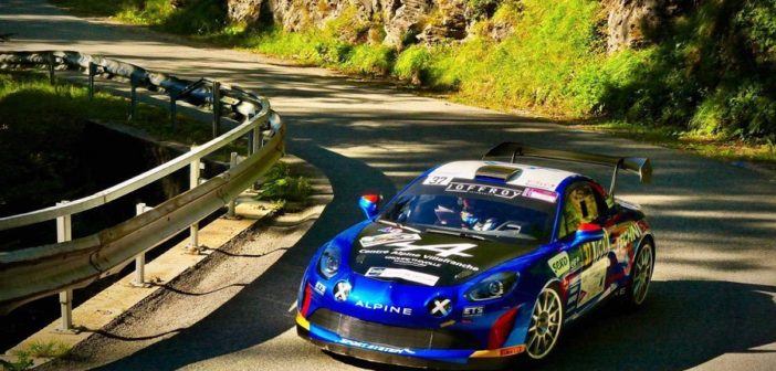 L'Alpine A110 di Guigou in azione sulle strade di Morzine.