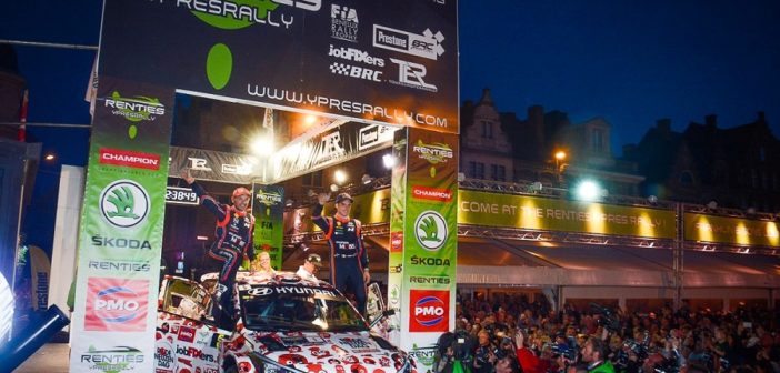 Neuville l'eroe di casa sulla pedana finale di Ypres festeggia davanti al suo pubblico.