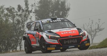 La Hyundai i20 WRC di Corrado Fontana buca la nebbia del due valli.