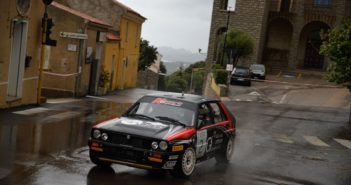 La Lancia Delta in black vola sulle speciali galluresi.