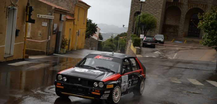 La Lancia Delta in black vola sulle speciali galluresi.