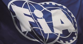 La bandiera FIA si gonfia con il vento dei rally.