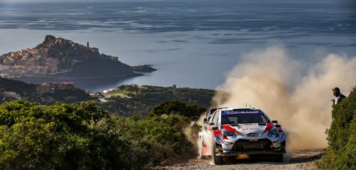 La Toyota di Ogier in azione in Sardegna con alle spalle il golfo di Castelsardo.