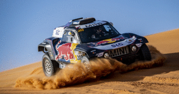 La Mini buggy di Sainz in azione sulle dune d'arabia.