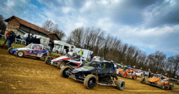 La folta pattuglia dei kart cross sulla start line di Gattinara.