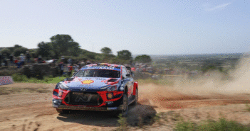 La Hyundai in azione in Sardegna con il suo uomo bandiera Neuville.