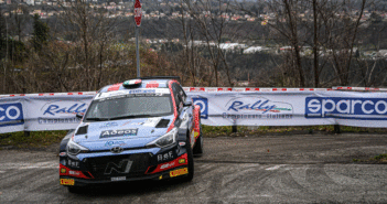 HYUNDAI INZIO AD HANDICAP Partenza in salita per il campione Italiano in carica frenato da un semiasse.