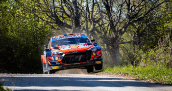 Neuville doma una prima tappa ricca di insidie.