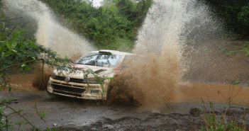 La Polo del vincitore Carl Tundo in uno dei guadi dell'Equator Rally.