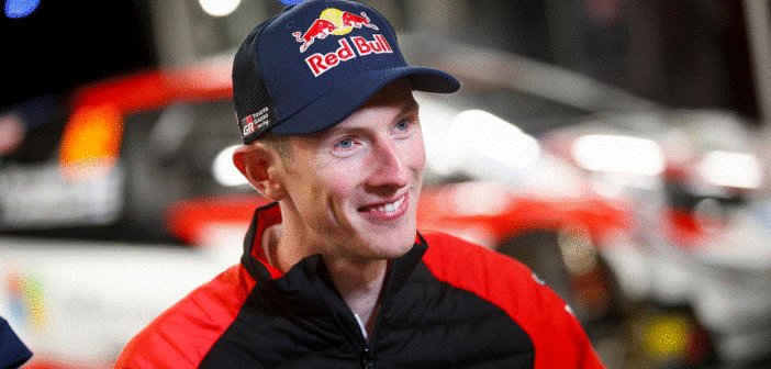 Evans se la ride prima della paertenza di domani.