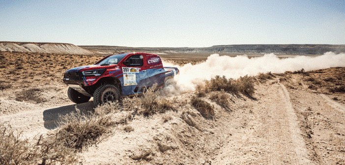 L'Hilux Overdrive di Alvarez nel deserto Kazako.