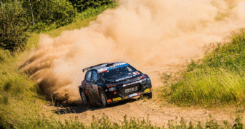 La Citroen C3 Rally2 di Lukyanuk fa mangiare polvere agli avversari.
