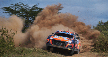 Un acrobatico passaggio di Neuville.