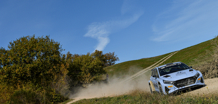 La nuova Hyundai i20 rally2 nei test su terra.