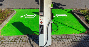 PIAZZA PULITA SULL’ELETTRICO Una colonna di ricarica il simbolo della mobilità elettrica.