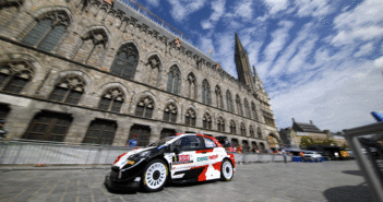 I protagonisti del WRC nella caratteristica piazza di Ypres.