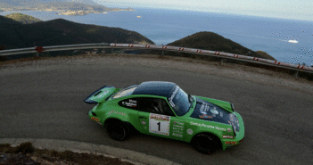 Salvini e la sua verde Porsche 911 incastonati nei panorami Elbani.