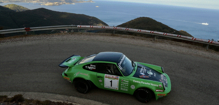 Salvini e la sua verde Porsche 911 incastonati nei panorami Elbani.