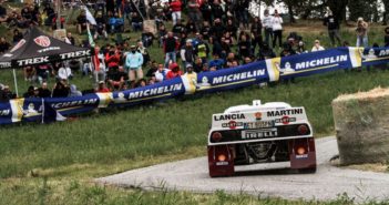 Nell'immagine la bellissima Lancia 037, mentre sullo sfondo il numeroso pubblico che ogni anno si assiepa sulle strade di  Rallylegend.