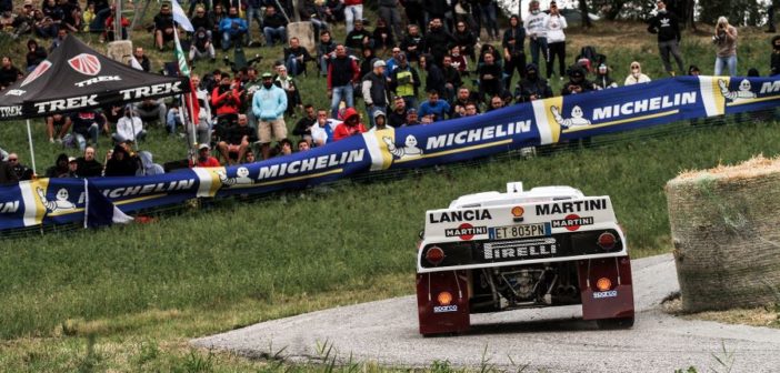 Nell'immagine la bellissima Lancia 037, mentre sullo sfondo il numeroso pubblico che ogni anno si assiepa sulle strade di  Rallylegend.