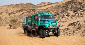 Uno degli Iveco targati De Rooy in una foto di archivio alla Dakar ..