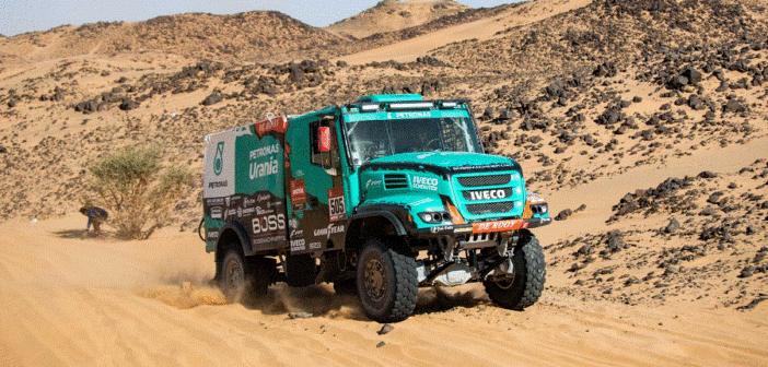 Uno degli Iveco targati De Rooy in una foto di archivio alla Dakar ..