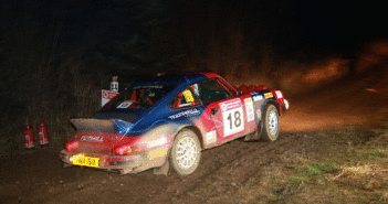 La Porsche 911 del vincitore Champion nella notte del RAC Rally.