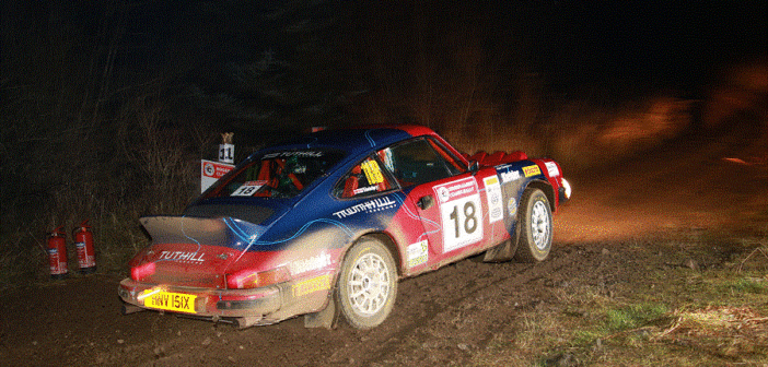 La Porsche 911 del vincitore Champion nella notte del RAC Rally.