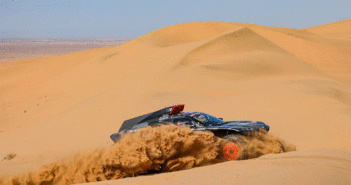 L'Audi RS Q E-tron di Sainz in azione nel deserto Saudita.