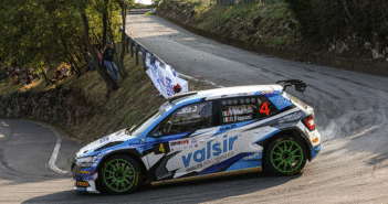 Stefano Albertini nella sua trinfale cavalcata al Mille Miglia.