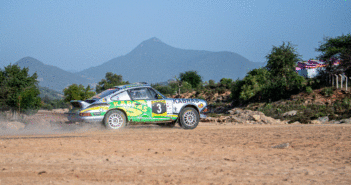 La Porsche 911 di Chager sfreccia sulla strada di Mombasa.