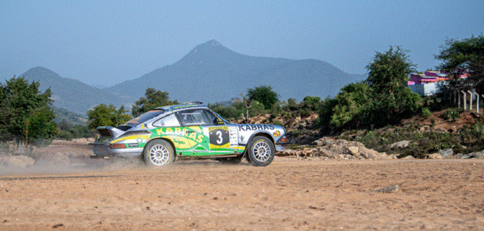 La Porsche 911 di Chager sfreccia sulla strada di Mombasa.