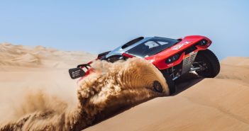 Loeb in uno dei più suggestivi passaggi sulle dune degli Emirati