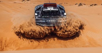 L'Audi di Peterhansel vola sulla sabbia di Abu Dhabi.