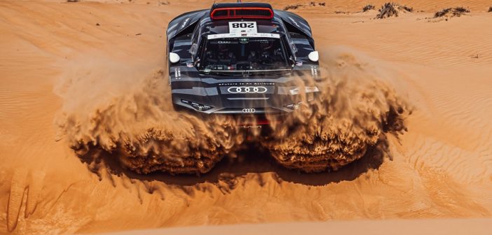 L'Audi di Peterhansel vola sulla sabbia di Abu Dhabi.