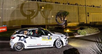 La Clio Rally4 di Mabellini nella suggestiva stage notturna.