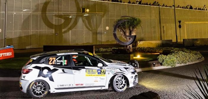 La Clio Rally4 di Mabellini nella suggestiva stage notturna.