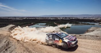 AL ATTIYAH VINCE IL GIORDANIA La Polo di Nasser in azione in uno degli scorci più suggestivi del Jordan Rally ..