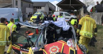 La Clio Rally4 di Rensonnet sventrata dalla squadra di decarcerazione per l'estrazione.