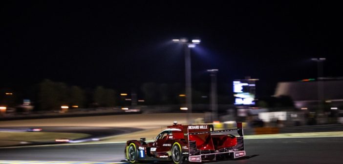 La LMP2 di Ogier impegnato nella notte di Le Mans.