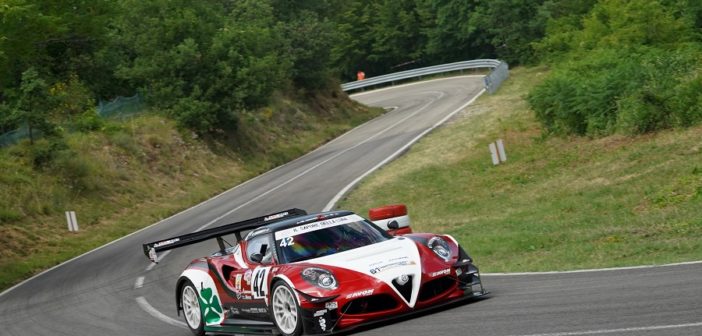 Marco Gramenzi porta la sua Alfa Romeo 4C sul gradino alto del podio di gruppo