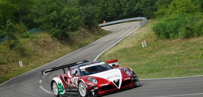 Marco Gramenzi porta la sua Alfa Romeo 4C sul gradino alto del podio di gruppo