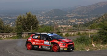 La Citroen C3 di Crugnola passa al comando nel finale di giornata.