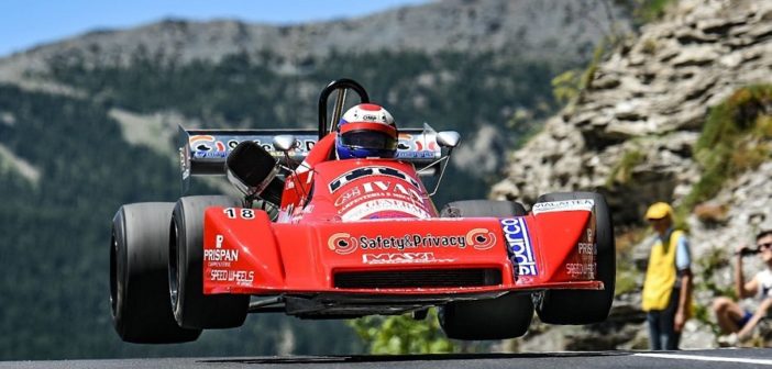 La monoposto di Peroni decolla al Sestriere.