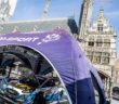 Una delle assistenze WRC nella suggestiva piazza della cattedrale di Ypres