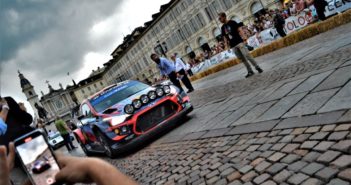 Qui Piazza San Carlo, colorata dal passaggio della Hyunda i20 WRC. (Foto Alessio Zanforlin)