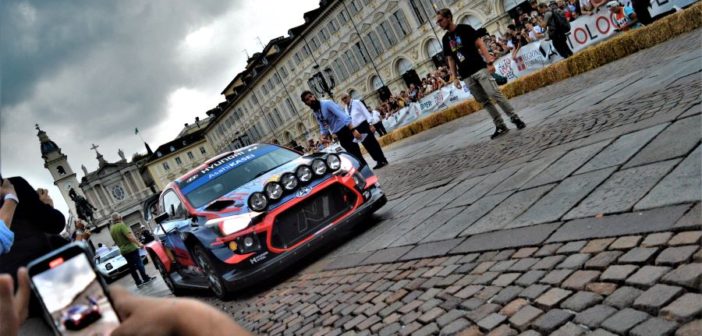 Qui Piazza San Carlo, colorata dal passaggio della Hyunda i20 WRC. (Foto Alessio Zanforlin)