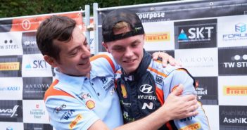 Oliver e la squadra nei festeggiamenti della quarta piazza a Ypres.
