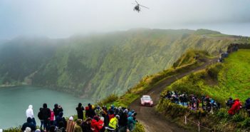 Llarena sulla speciale che corre sulle pendici del vulcano spento ..