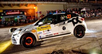 La Clio rally4 di Mabellini nella notte del Barum.